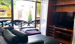 Sobrado com WiFi, piscina e churrasq em Riviera